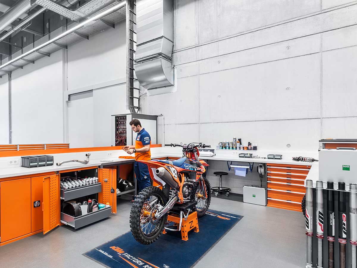 attrezzatura da officina cubio per un'officina di moto