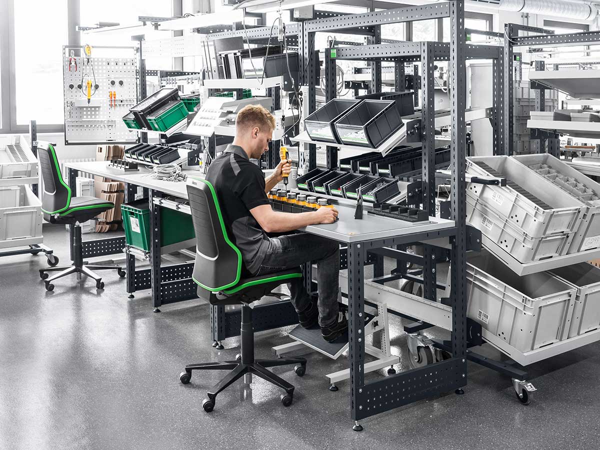 Nessun movimento sbagliato con l'ergonomia sul posto di lavoro di assemblaggio.