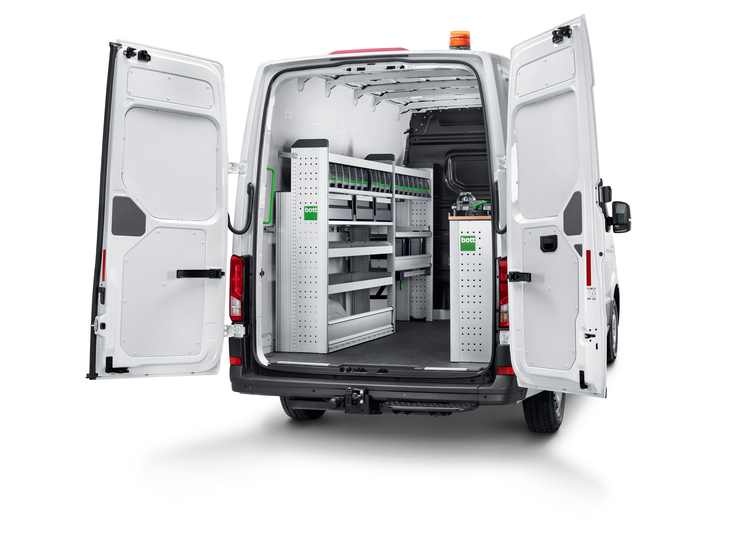 Transporter MAN TGE di grande capacità con portellone posteriore aperto. Equipaggiato con l'equipaggiamento di bordo bott vario3.