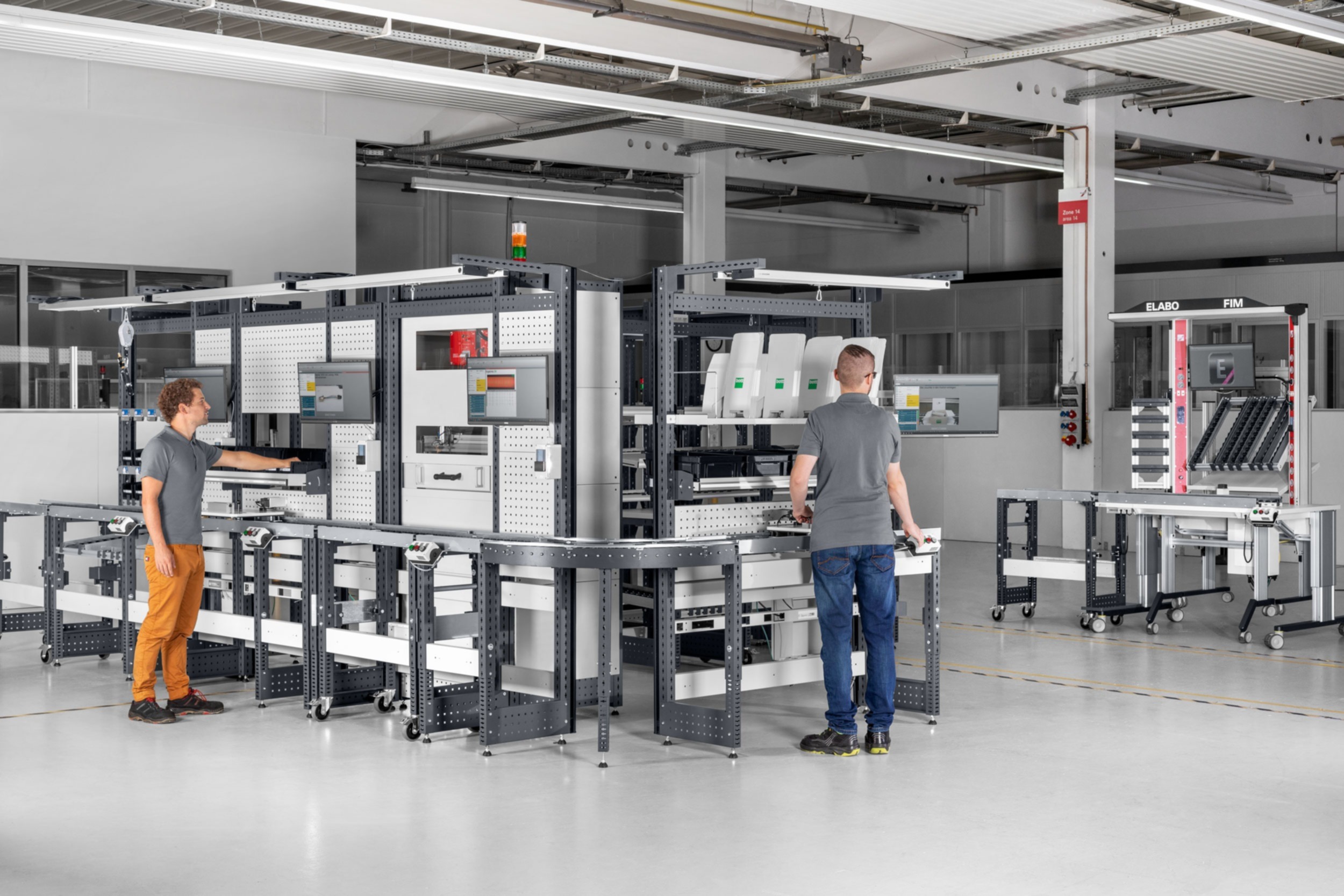 Assemblaggio manuale con sistemi di assistenza digitale